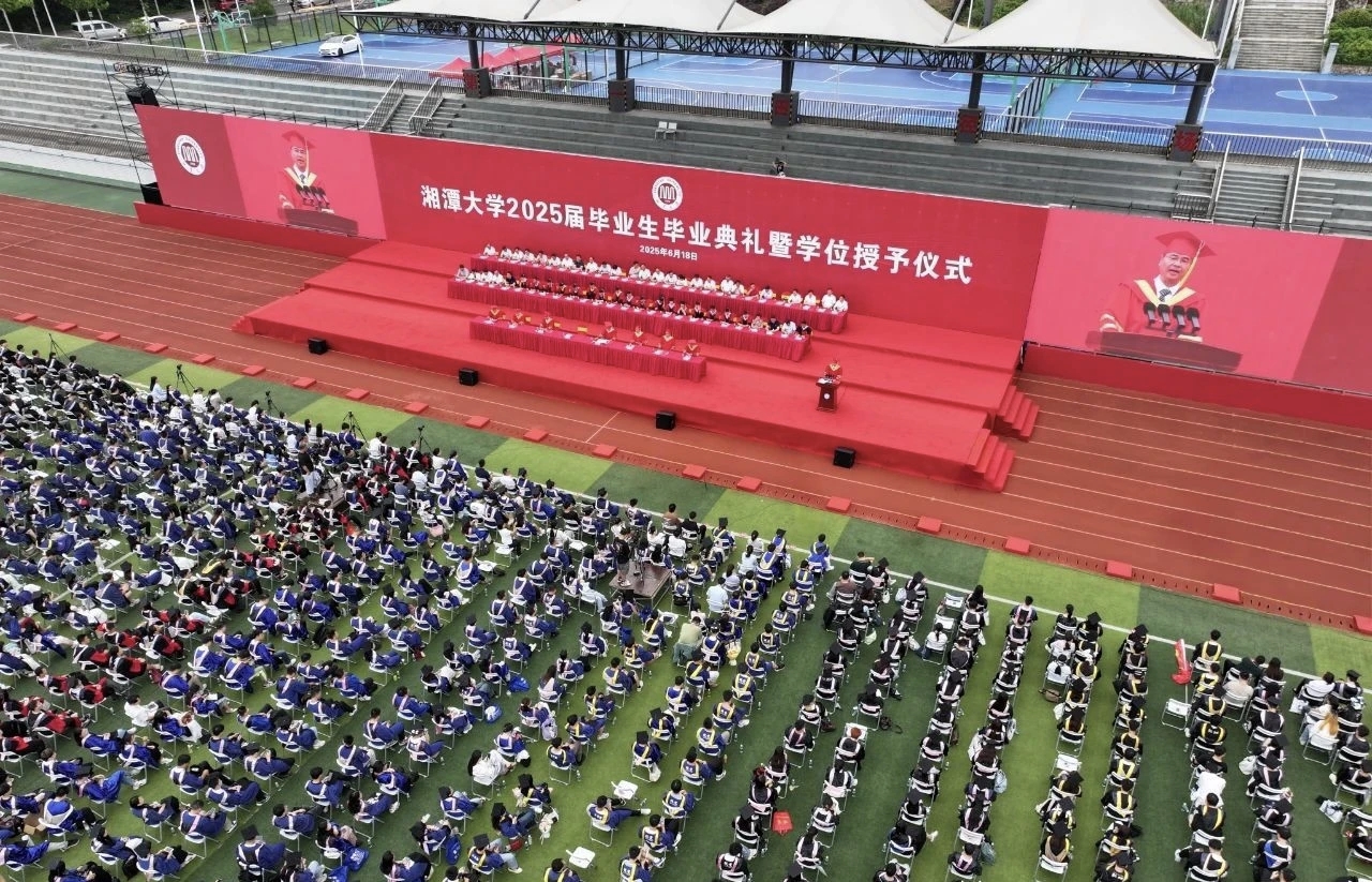 毕业季系列活动三｜从青春定格到拨穗启航：化工学院2025届毕业季温情落幕